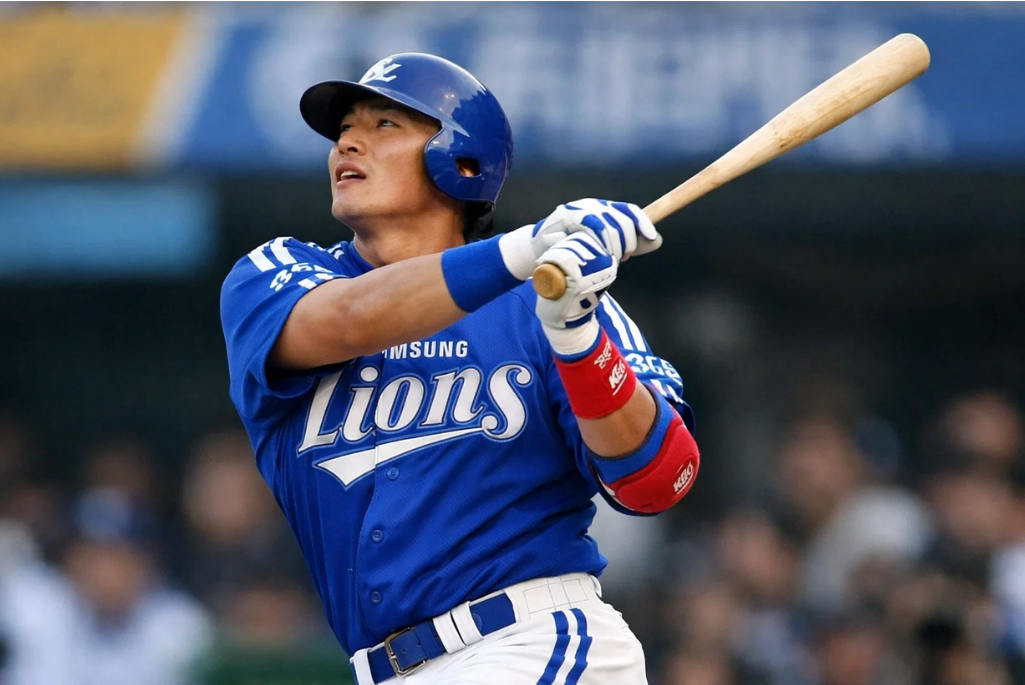 삼성 라이온즈 유니폼을 입은 프로야구 타자가 강하게 스윙한 뒤 타구를 바라보는 경기 장면
